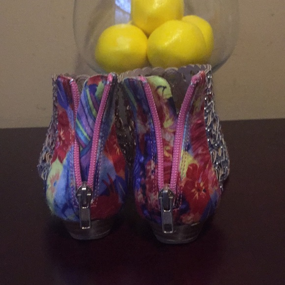 Sandals - Picture 3 of 4